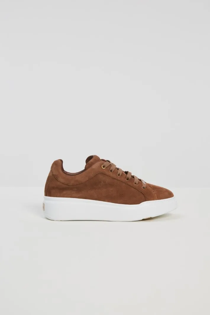 Sneakers in suede