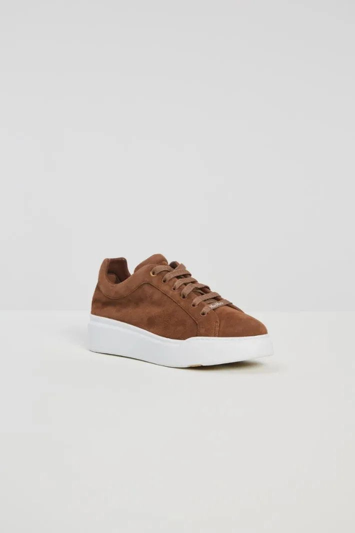Sneakers in suede