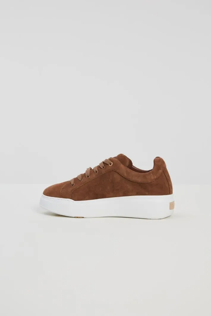 Sneakers in suede